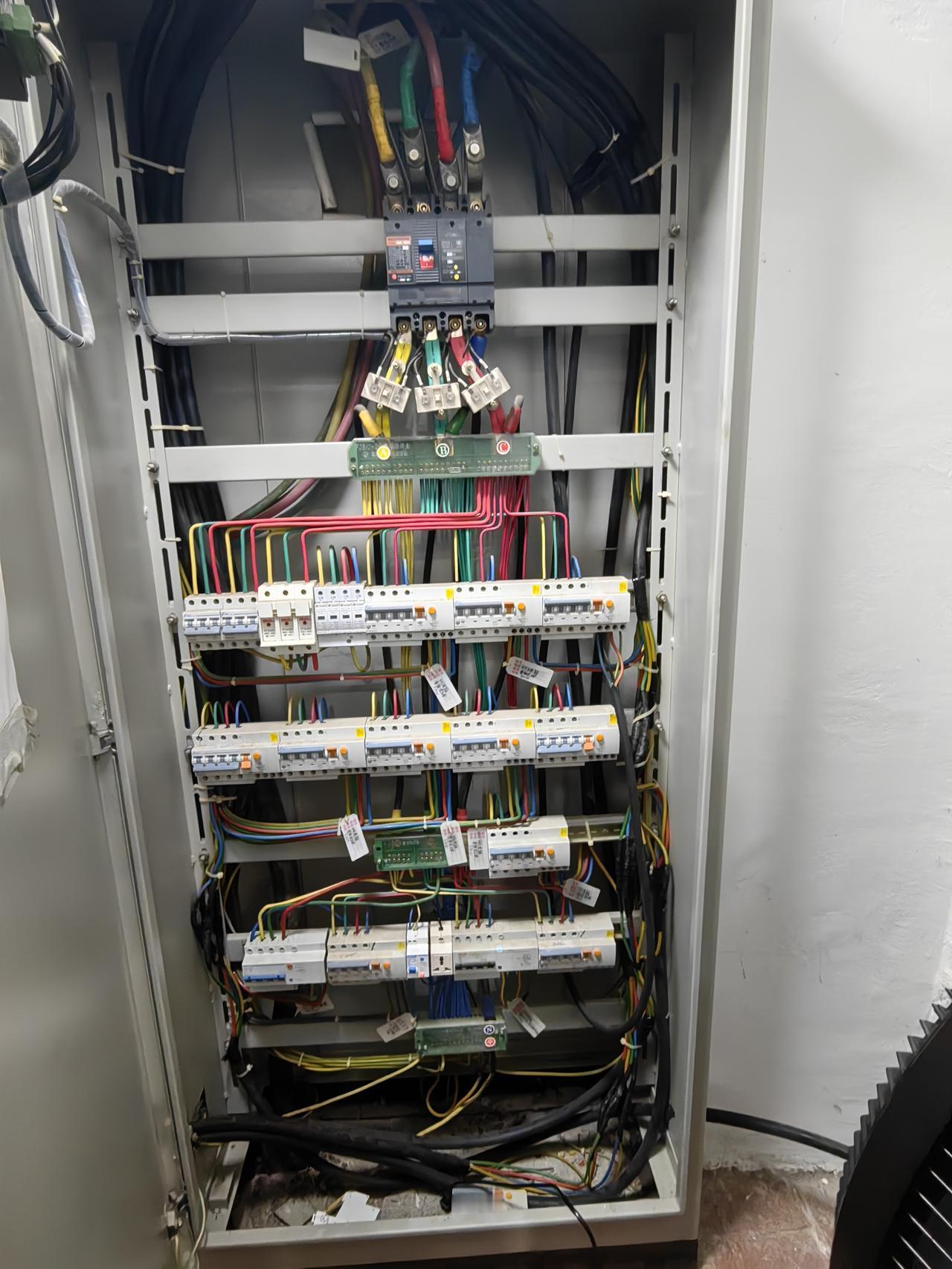 为什么传统的电气火灾报警器没什么作用，或者说作用有限？以这个配电箱为例，电气火