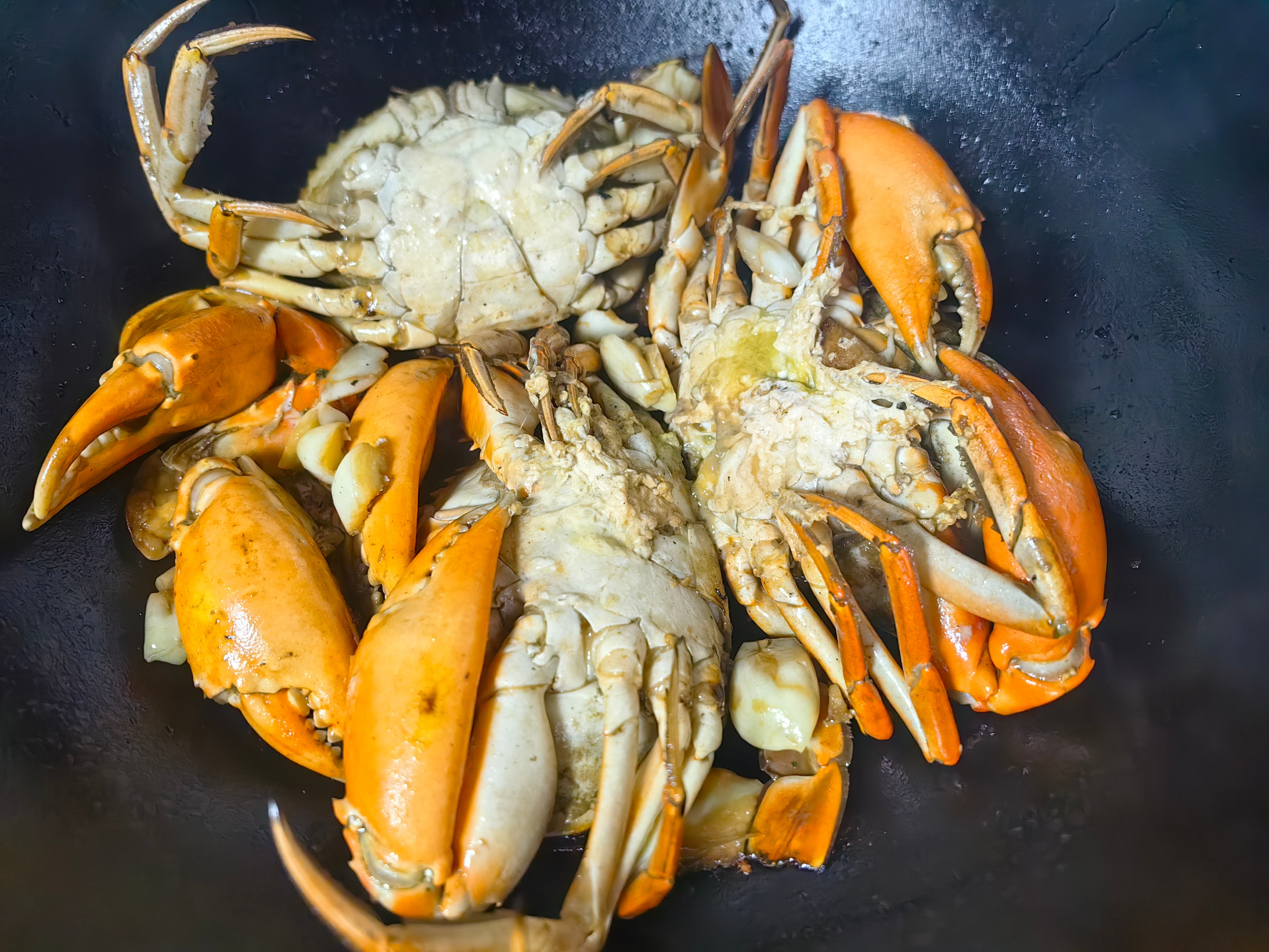 家常菜煎膏蟹，炸鱼，茭白炒鱿鱼，煎豆腐五花肉，空心菜梗。​​​