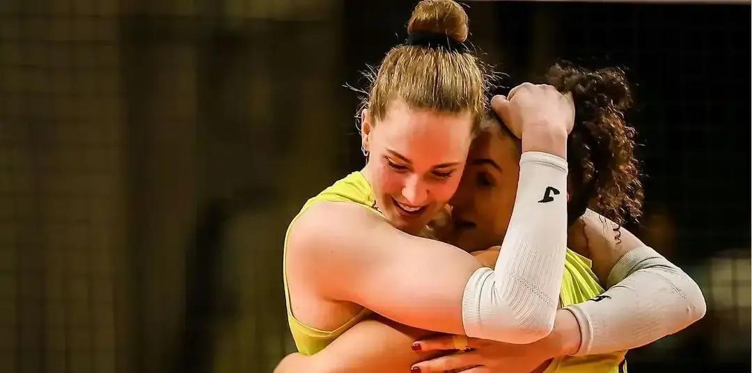 科内利亚诺38连胜，机器一样稳。朱婷一上场，机器就卡壳。半决赛她扣球