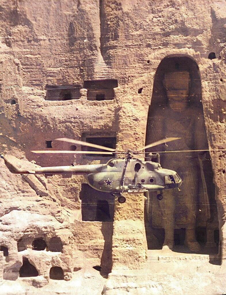 1980年阿富汗战争期间，一架苏联米-8直升机飞越阿富汗巴米扬大佛。巴米扬大佛是