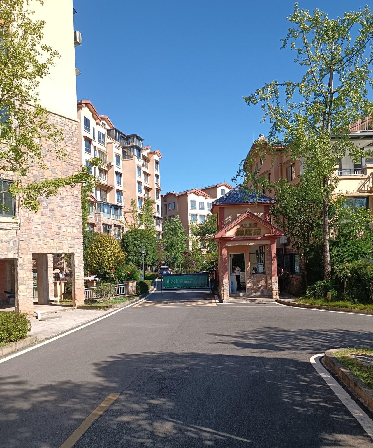 小区房子旧了如果叫我原拆原建我是坚决反对的原拆原建是要钱的我人过半百哪