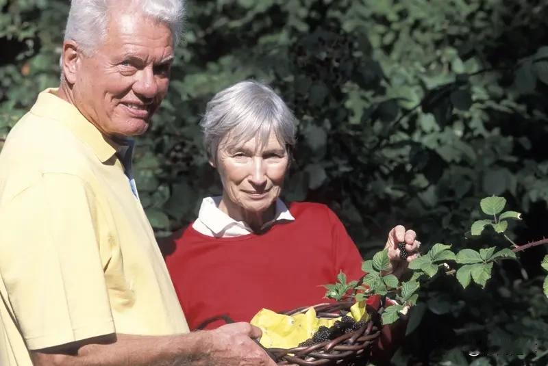 老年人活到九十多岁，很难简单定义是好事还是坏事。从好的方面看，这意味着老人有更