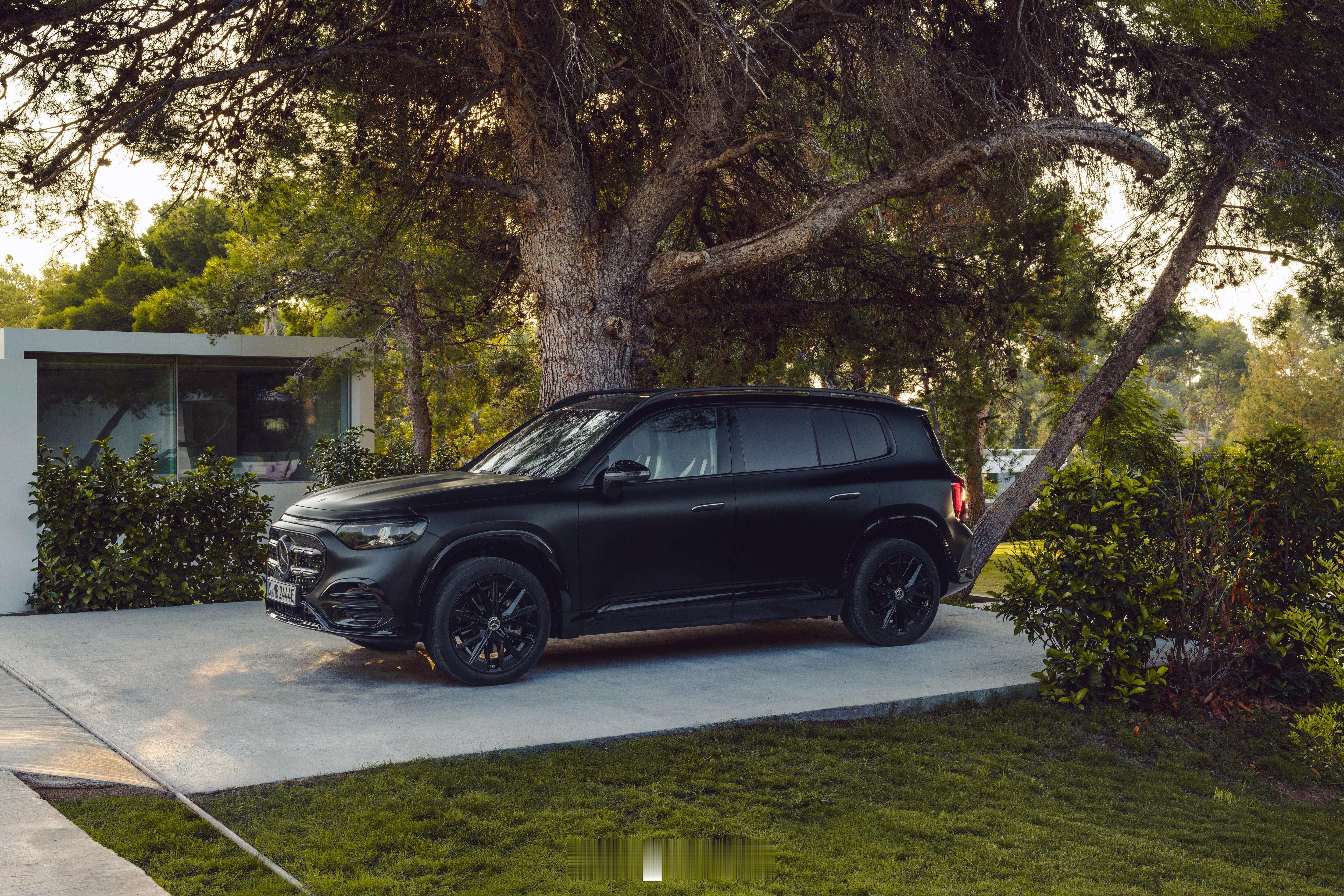 全新奔驰GLB【高清原图看新车】全新奔驰GLB，内饰还算不错，这外观真的缺少了