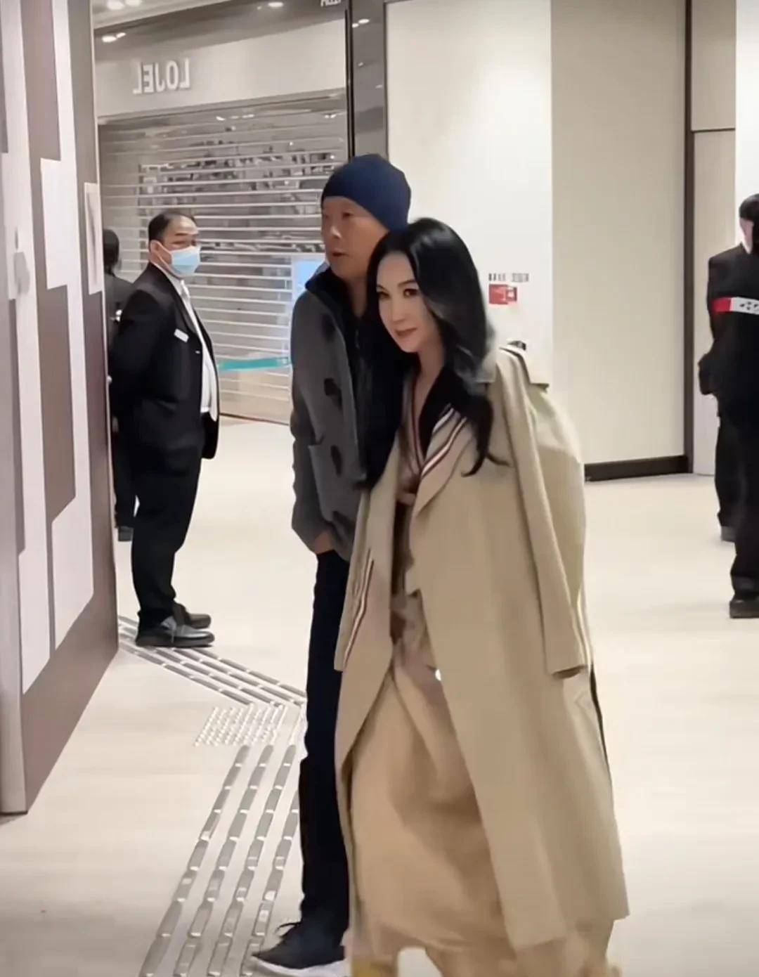 著名女星温碧霞和富豪老公何祖光一同出去商场，温碧霞被何祖光宠爱成了白雪公主，一件