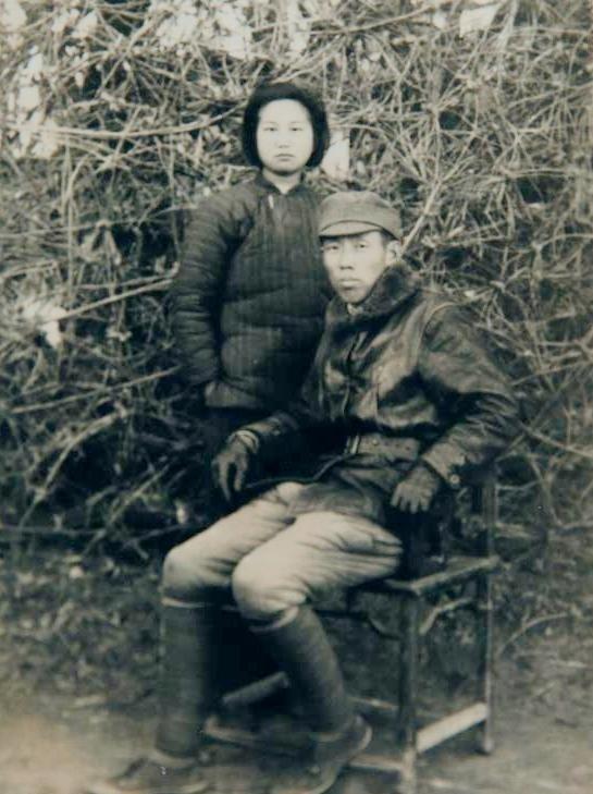 1943年11月，刚伤病初愈的胡文杰坐在木椅上，上身穿着因立功获得的缴获日军翻毛