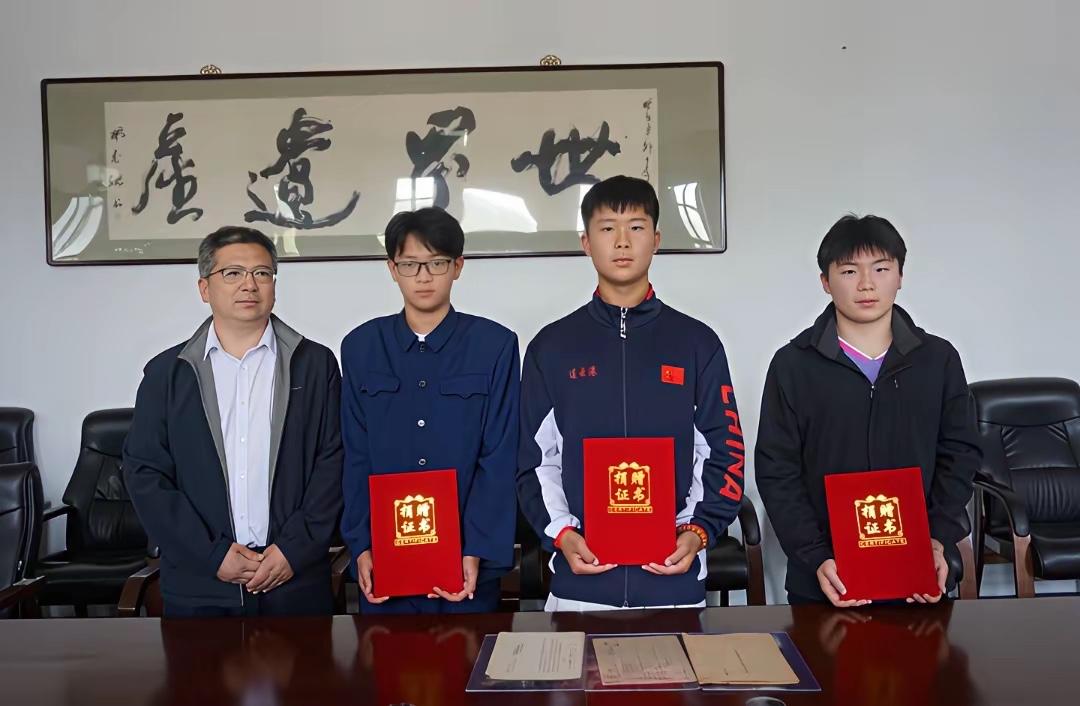 14岁少年捐了份日军绝密档案，然后收到了死亡威胁。浙江一个14岁初中生，自个