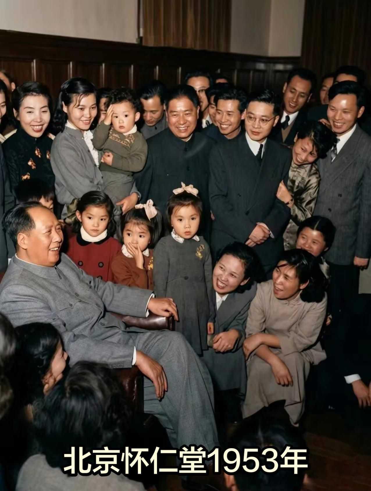1953年北京怀仁堂毛主席。这是一张经过上色修复的珍贵老照片，拍摄于1953年北