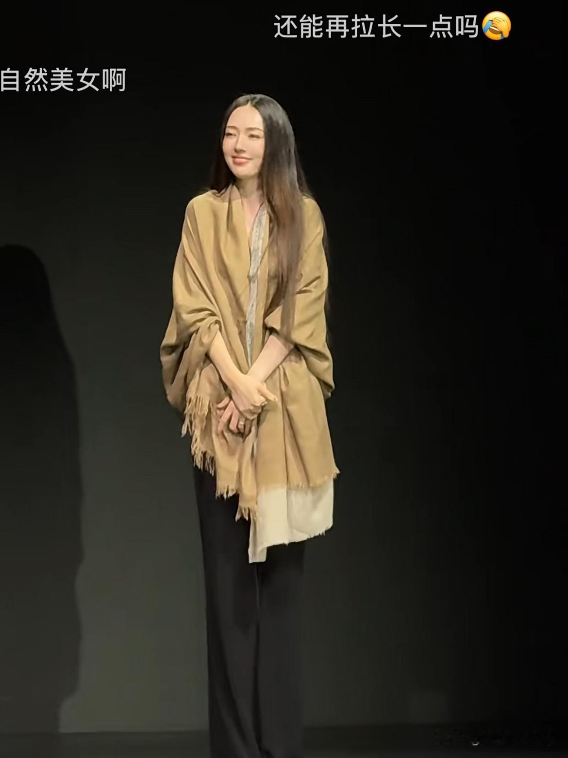 郭碧婷终于接受事实整整两个月都没有出来，这次一出来直接就是气场一米八，旁边没有