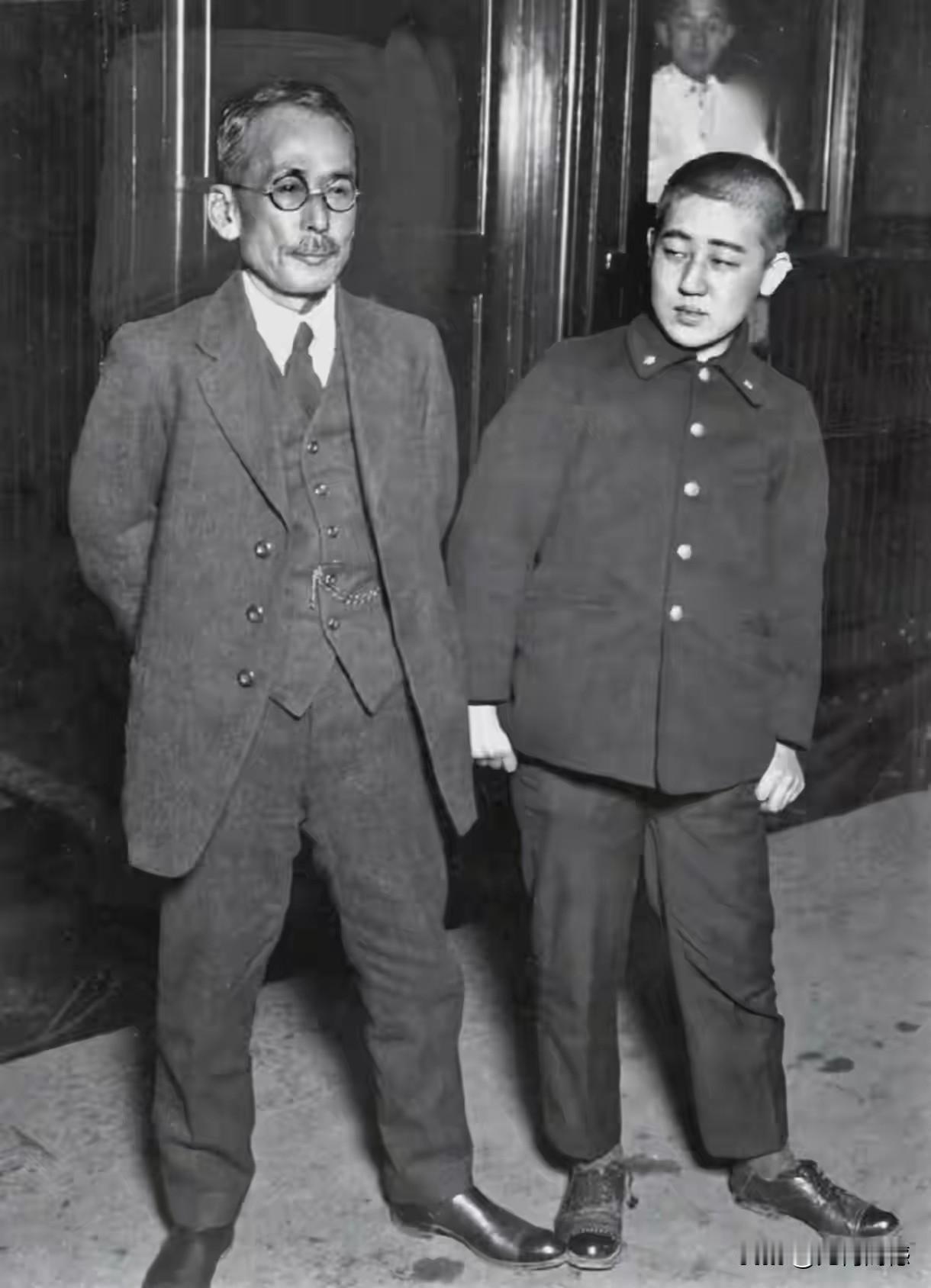 据说照片中的这两个日本鬼子，一个是川岛芳子，一个是他的干爹川岛浪速，川岛芳子本来