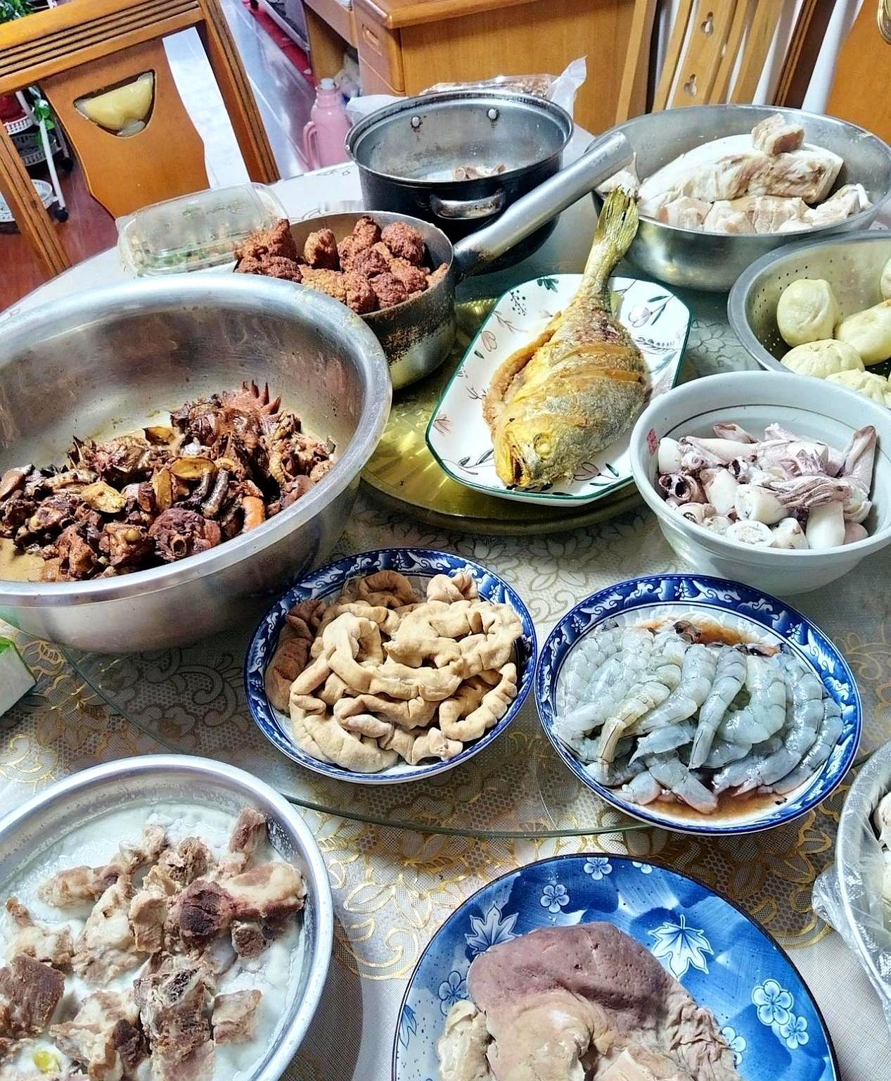 听说儿子一家过年不回来了，我跟老伴差点没忍住想放挂鞭炮庆祝一下！儿媳妇来电话，