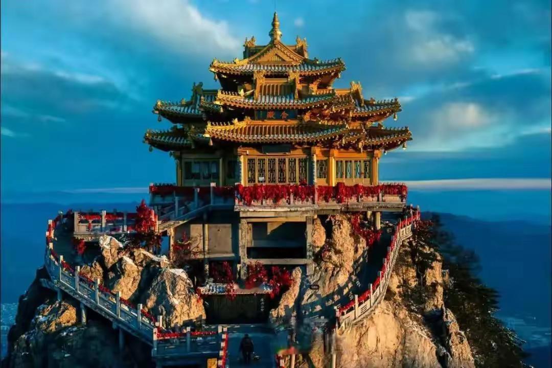现在的年轻人，是真敢玩儿啊！你看看老君山上那人流，白天已经是摩肩接踵，一个转身