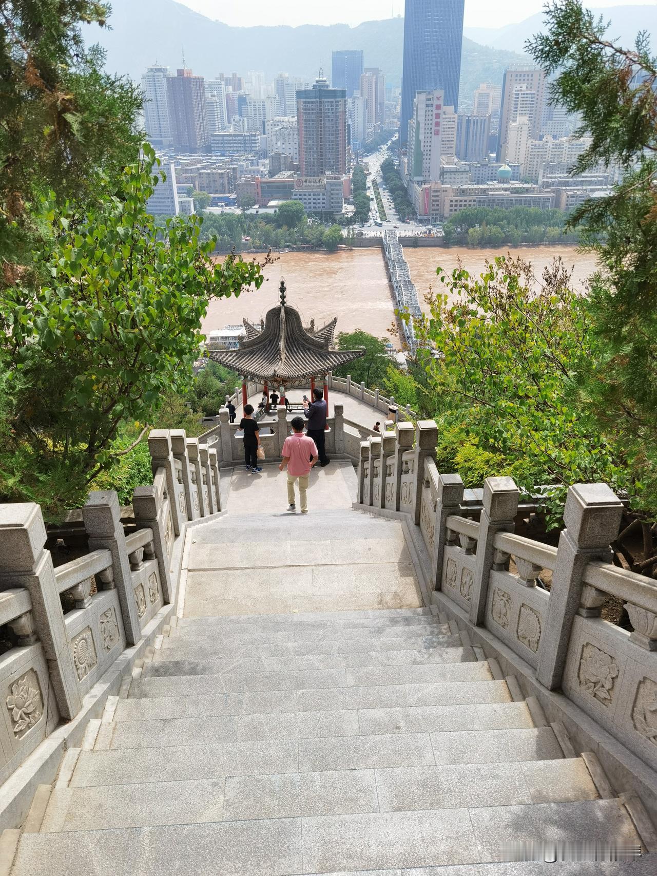 来兰州旅行，想登高望远看黄河美景，又怕爬山的友友们，琴子推荐来白塔山公园🏞。免