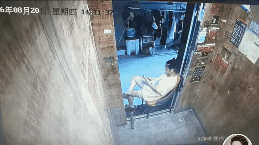 小仙女是家里没装空调吗？大中午搬把躺椅到电梯门口乘凉，我只见过大爷大妈去超市蹭