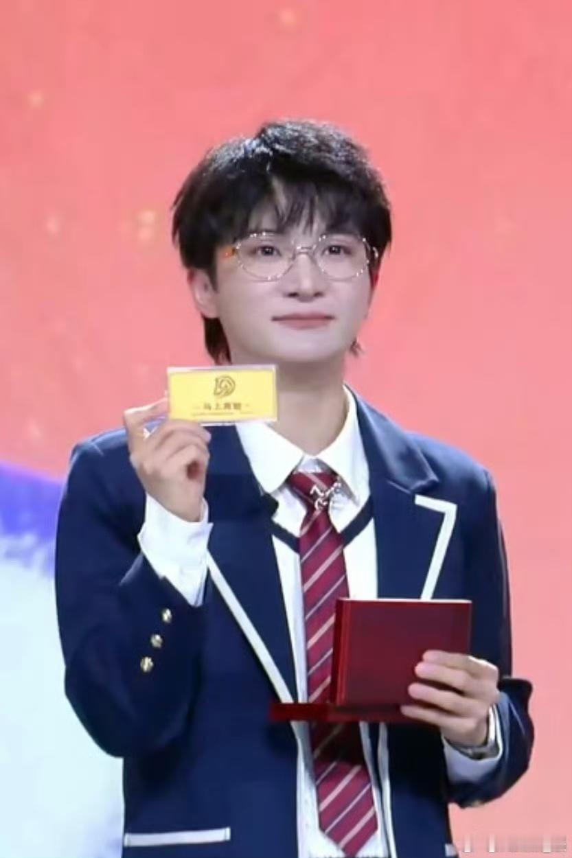 周深收到金条的反应周深这小财迷实锤了，收到金条全程雀跃，各种可爱反应看一遍笑一