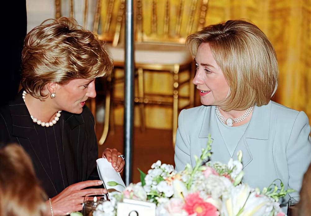 30多岁的戴安娜，遇到50多岁的希拉里，居然输了！论颜值和气质，以及时尚造型，