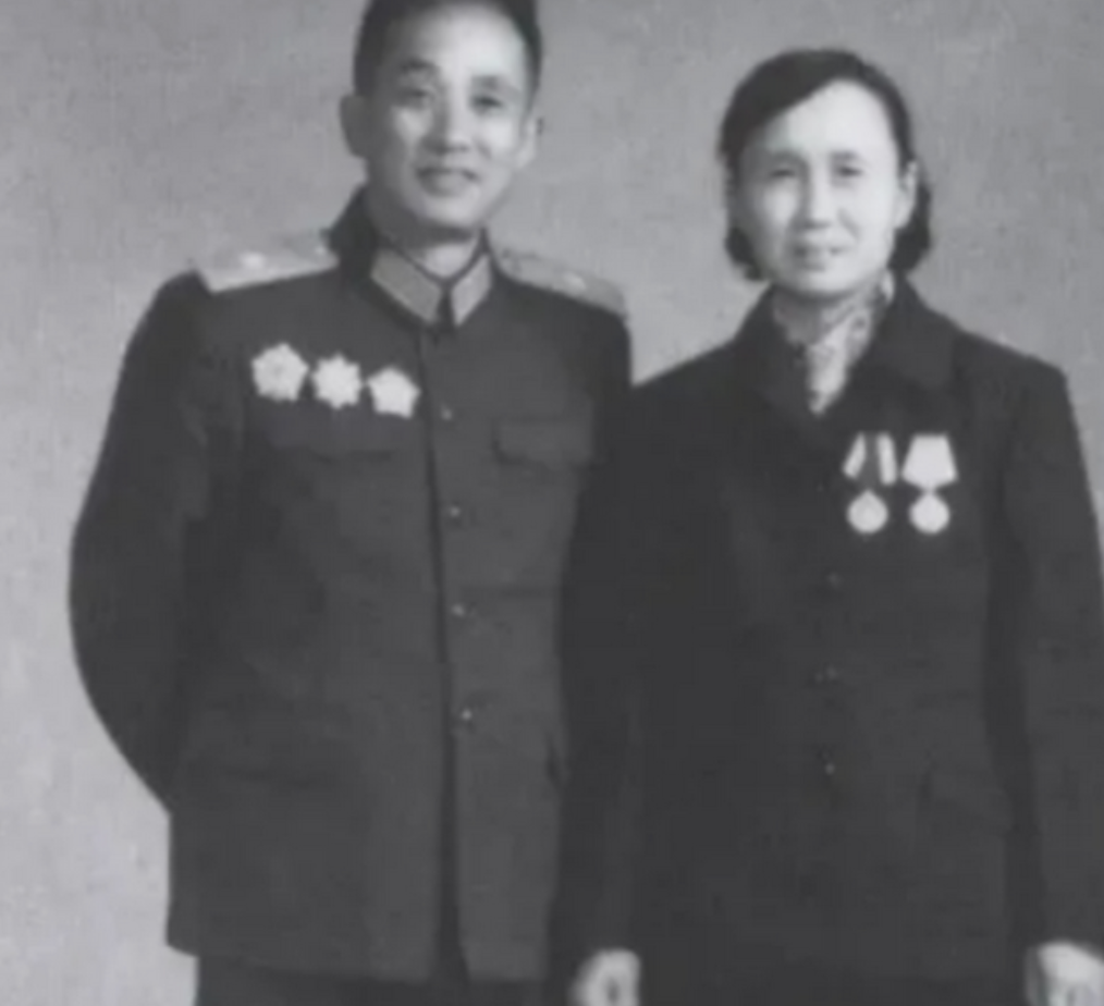 1947年，一名解放军师长，大腿根部受伤住院，这时，一19岁女护士来到他的病房，