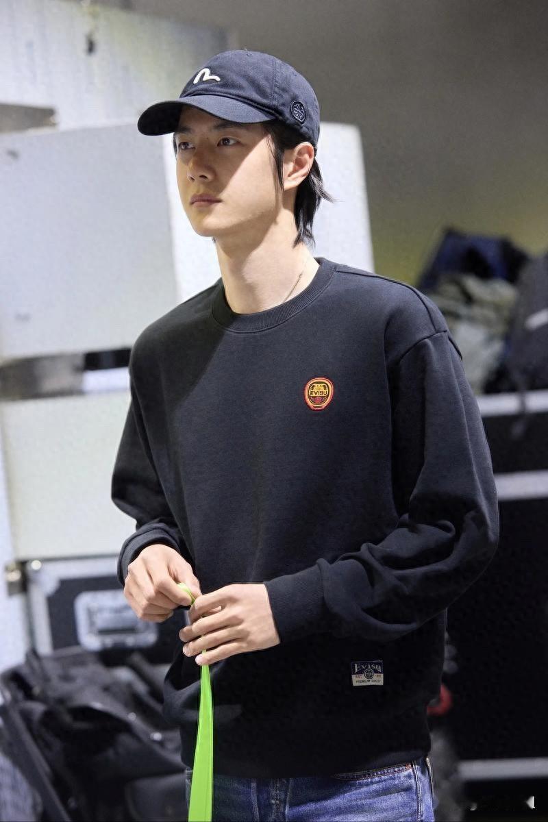王一博今晚估计要笑出声了，因为他压根没去VOGUE盛典，结果全网都在夸他