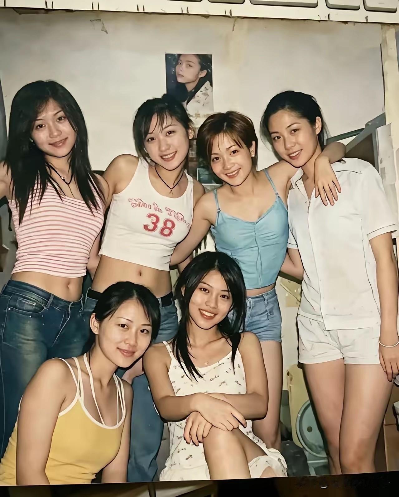 二十年前的照片，看看是“大学女生”还是“东莞厂妹”？那时候没有花里胡哨的特效