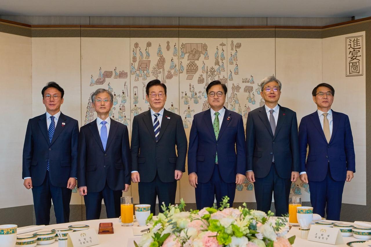 韩国李在明总统12月3日在自己的X账号上上传了邀请五部门负责人共进午餐的合照，并