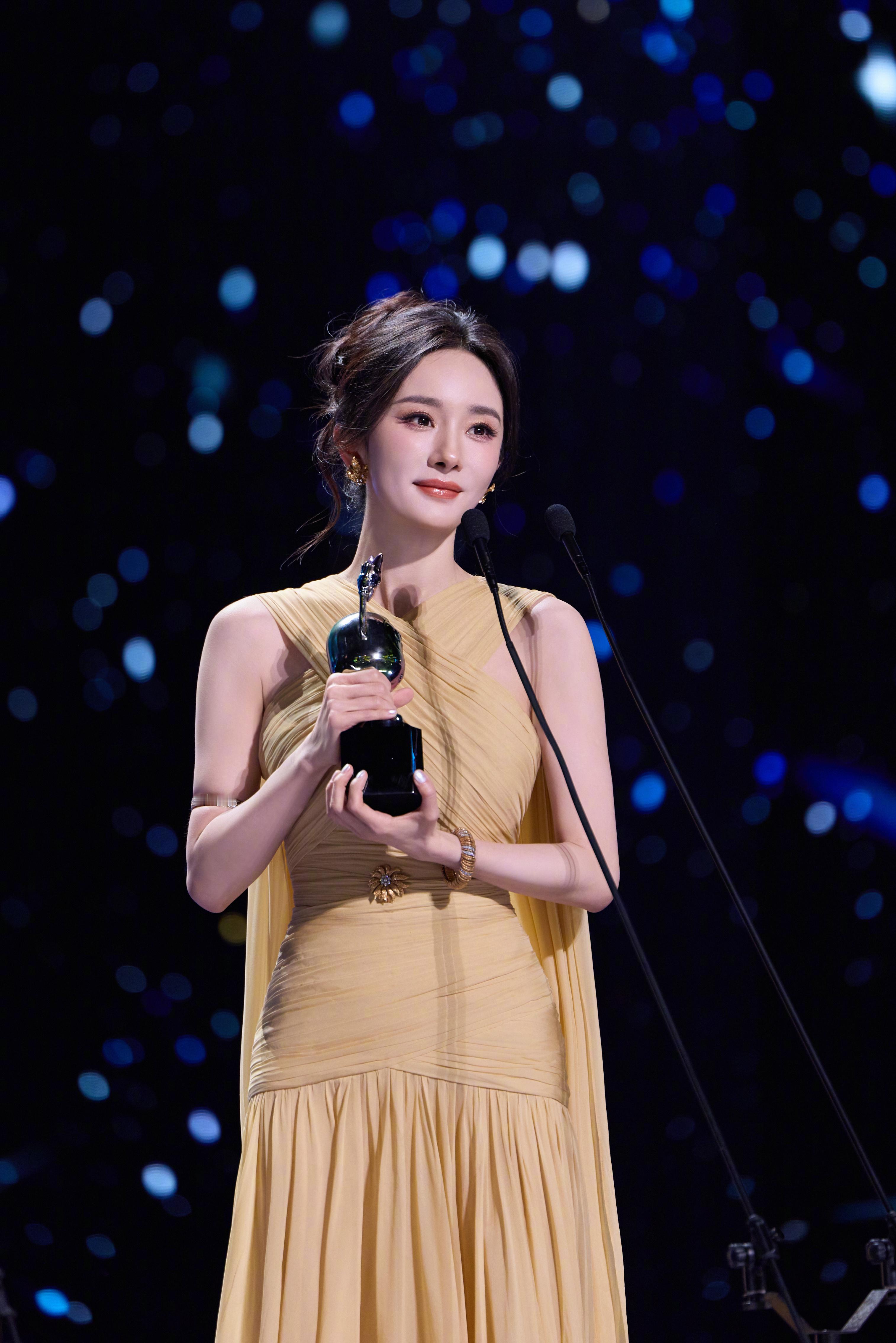 杨幂｜CMG第四届中国电视剧年度盛典哇唔～这组美哦！简洁视觉一