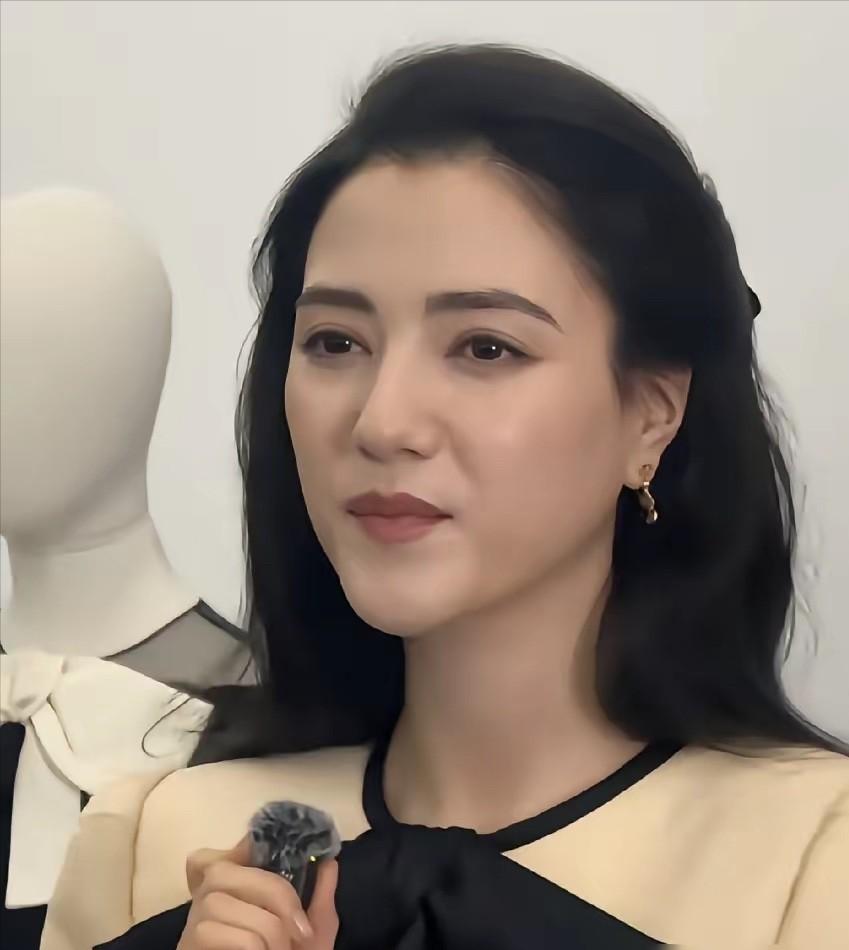 娜然的狠，撕开了娱乐圈最后一块遮羞布。你看她，天生一张不好惹的脸，眉眼之间自带三