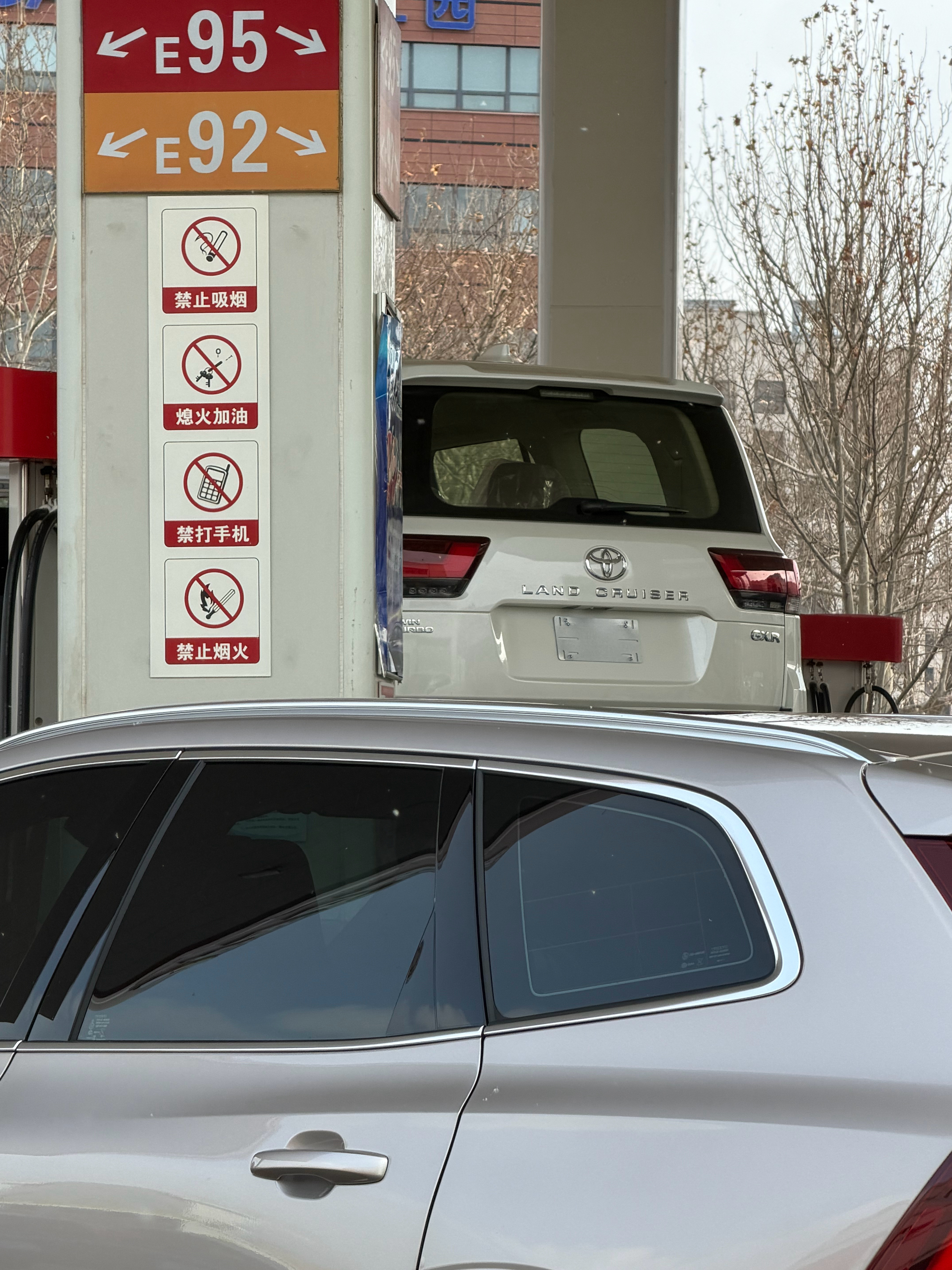 目前，港口最畅销的，依旧是丰田LC300有一段时间GLS450卖的很好不过中规4