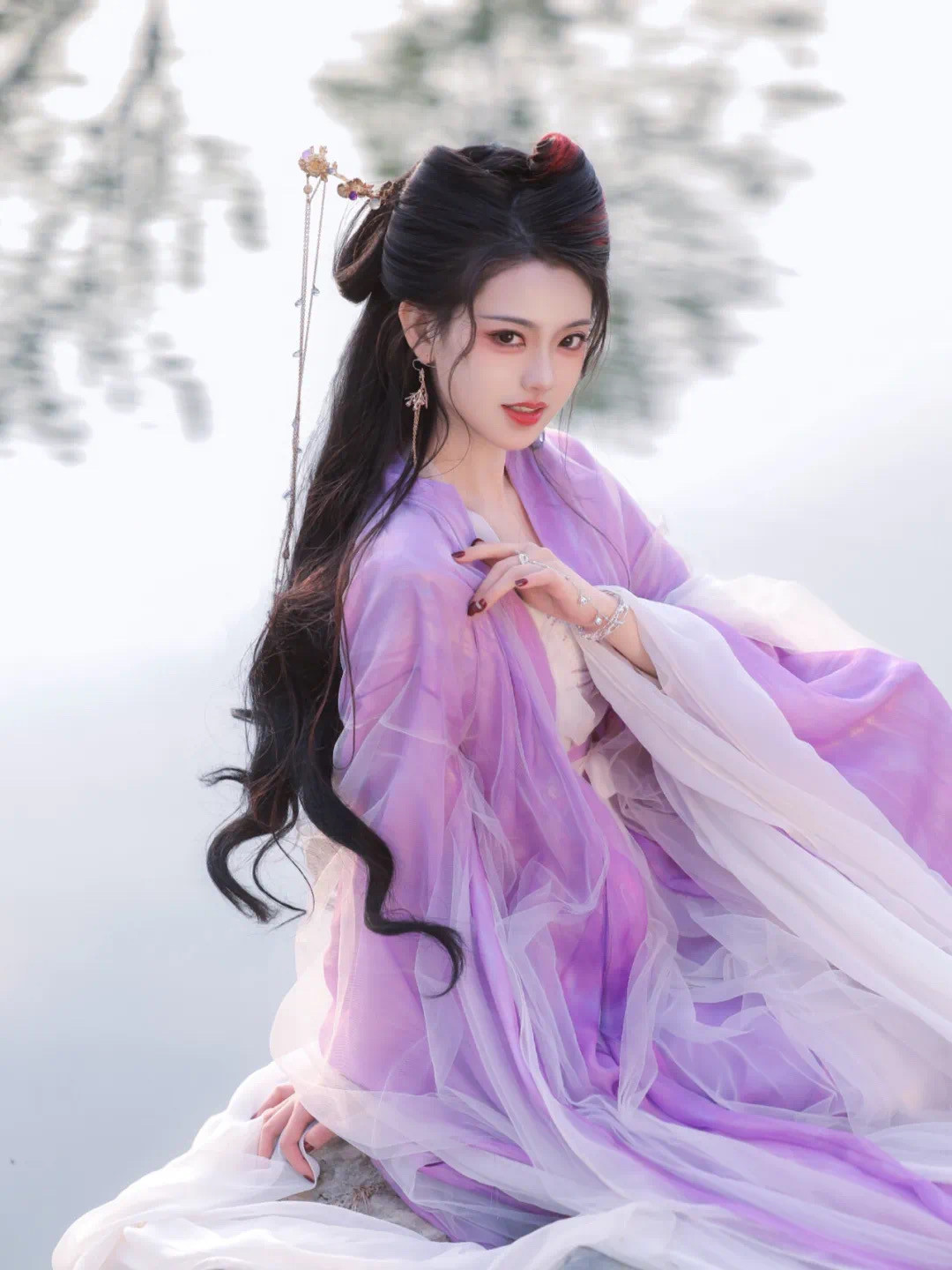 发梢轻扬，连风都为我停留。