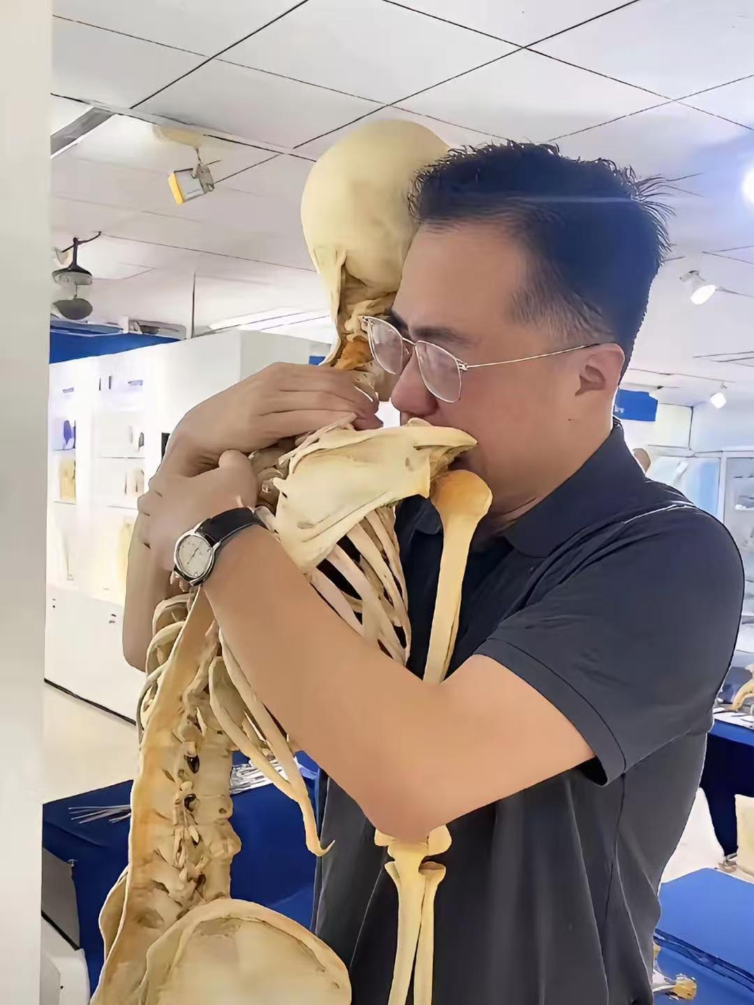 再抱恩师，已是标本！在首都医科大学的解剖大厅，韩炜隔着防护装置，安静地拥抱着一