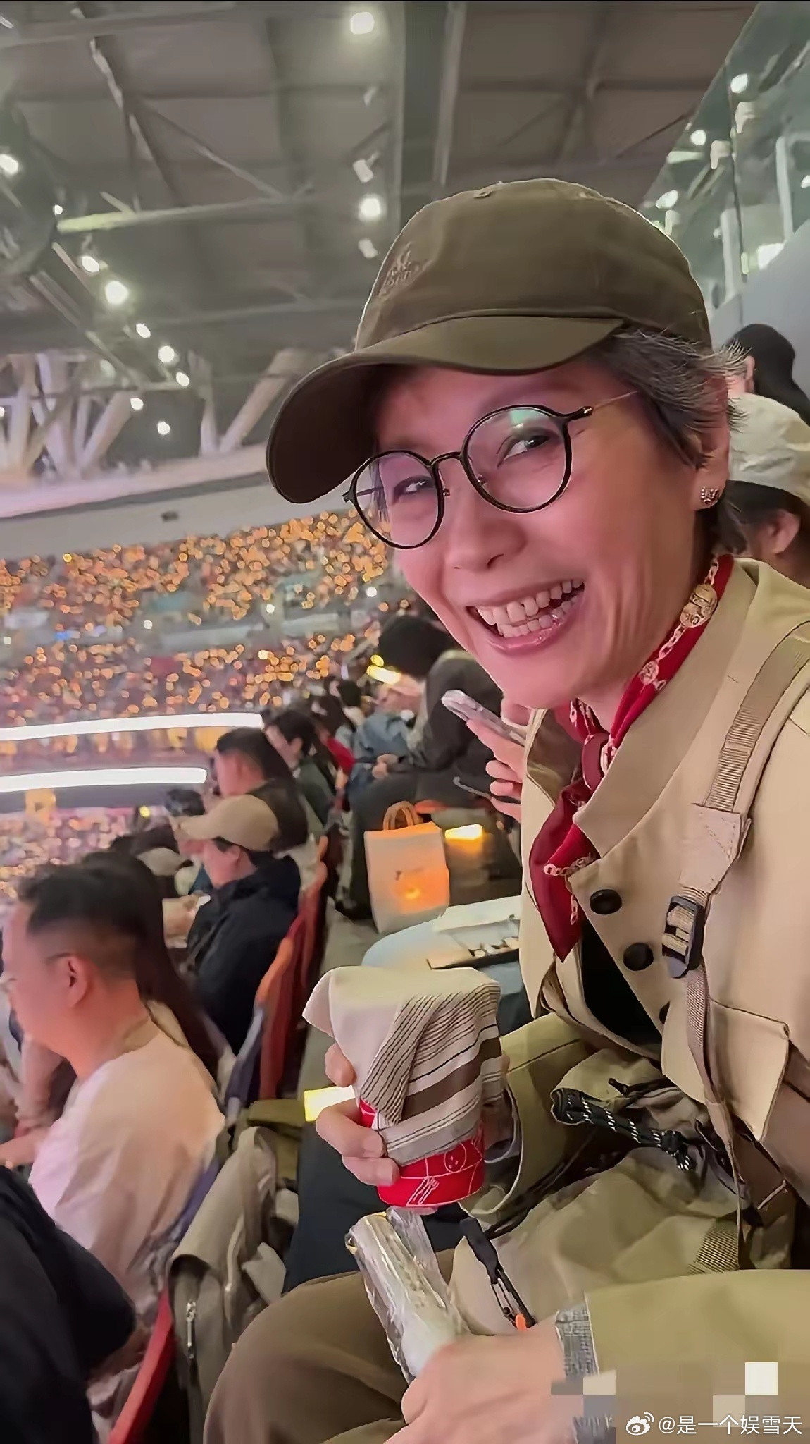 叶童给所有明星上了一课！那就是看演唱会不一定要坐前排。也不一定非要VIP待遇，但