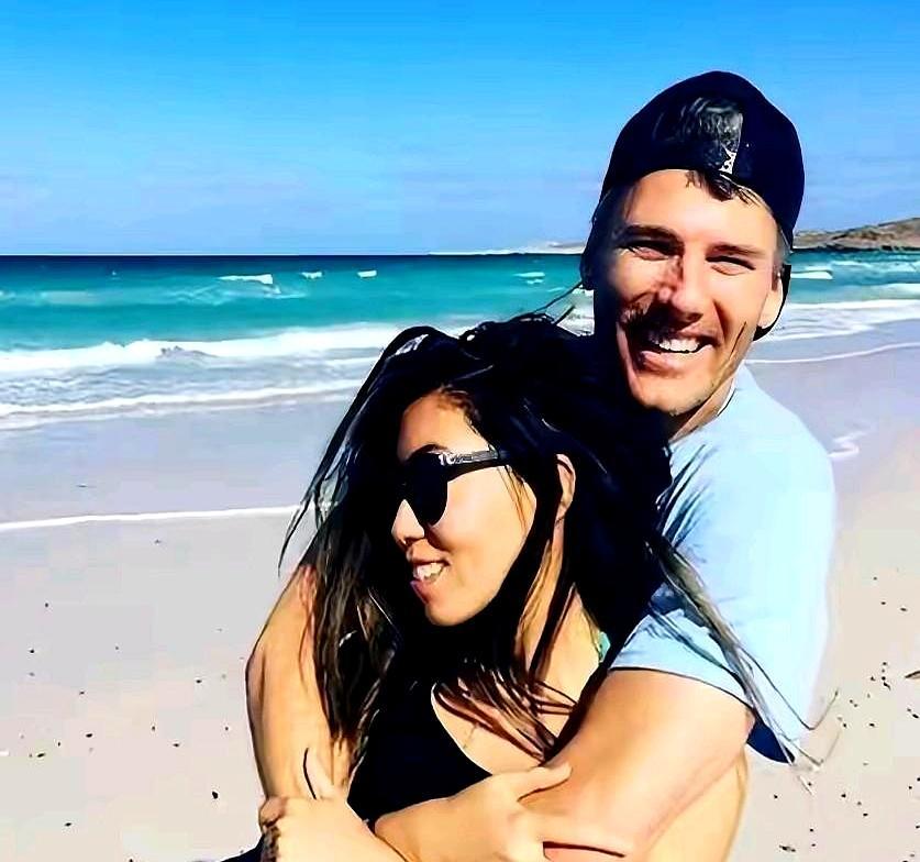 《我的歌声里》一响，大家还记得那个嗓音挺特别的姑娘。可歌红没多久，她妈张明杰就因