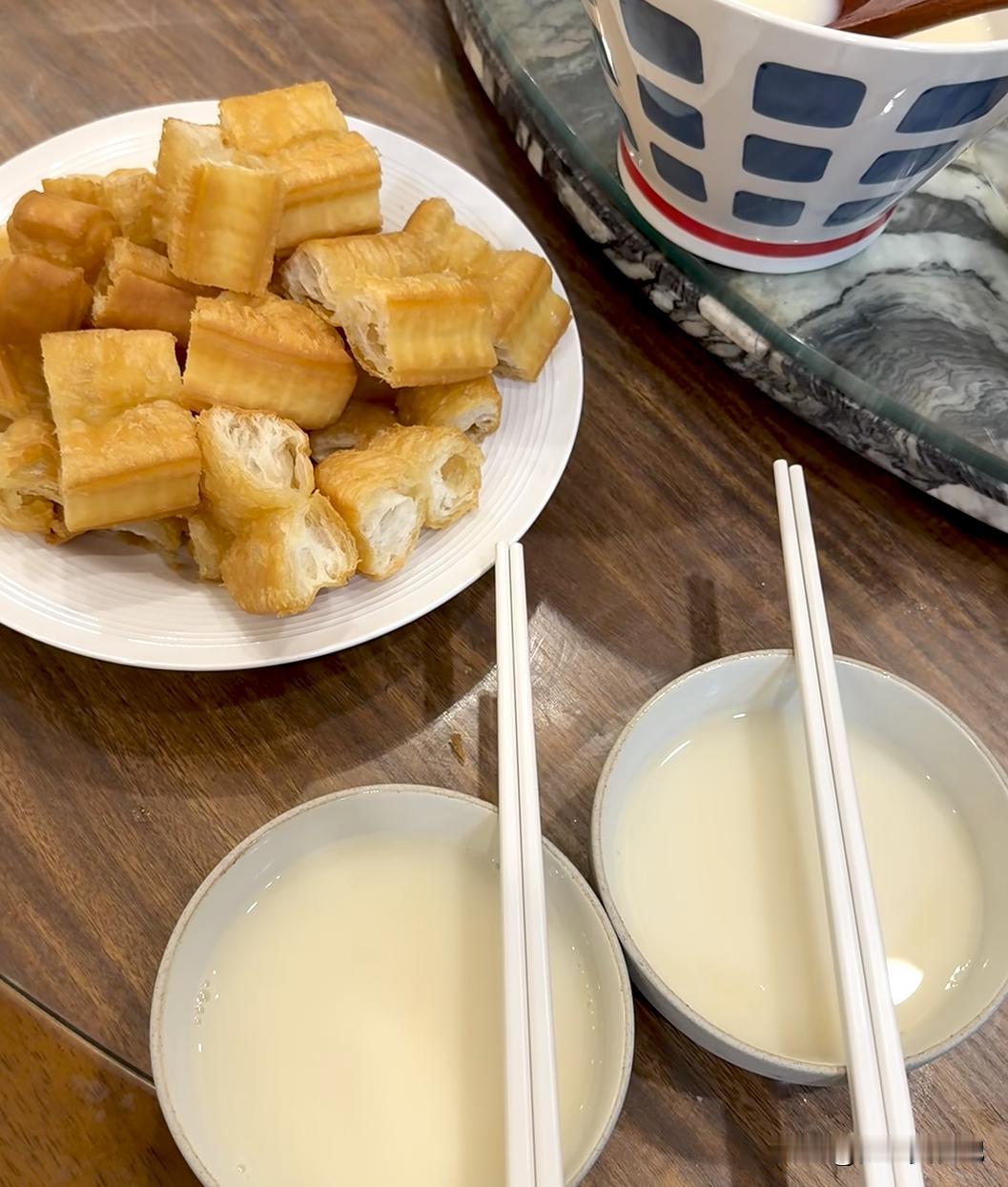 中秋后，高血脂人群注意：6样早餐能不吃就别吃！1.油条配豆浆，以前我家楼下