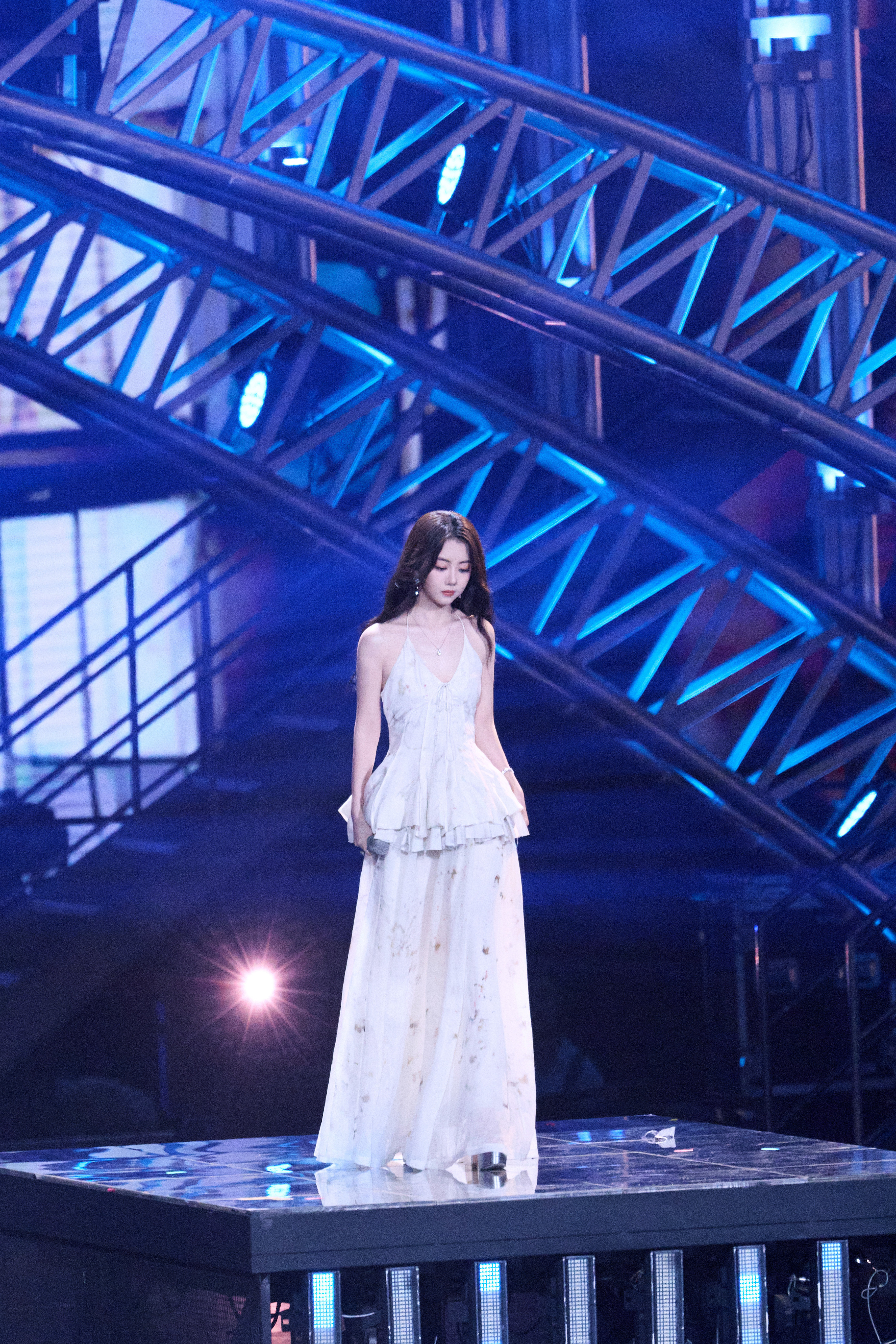 谭松韵月光洒满裙摆，清辉映出心动🌙告别𝟐𝟎𝟐𝟓，与两小姐一起迈向𝟮?