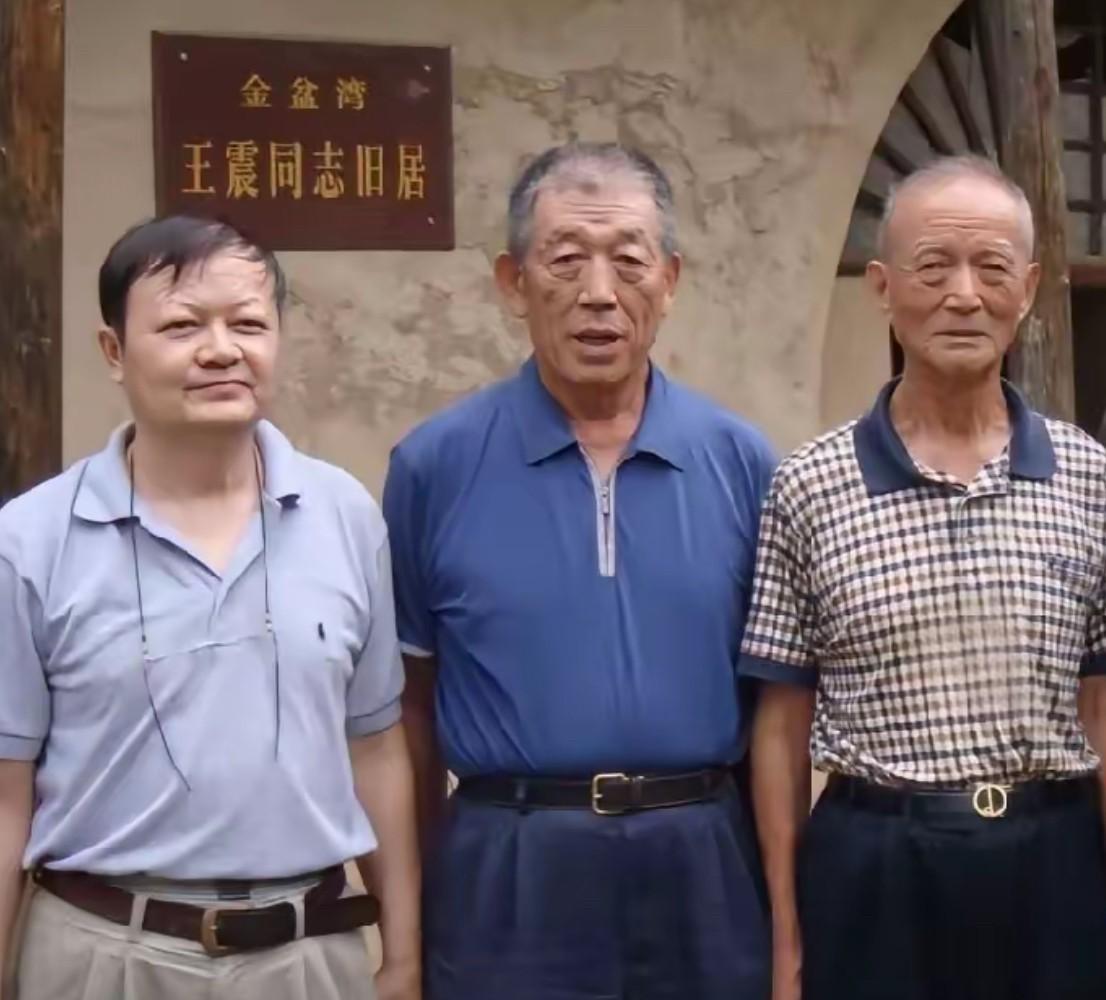 2007年，记录了开国上将王震将军之子王兵、王军与开国少将曾涤将军之子曾豹（左一