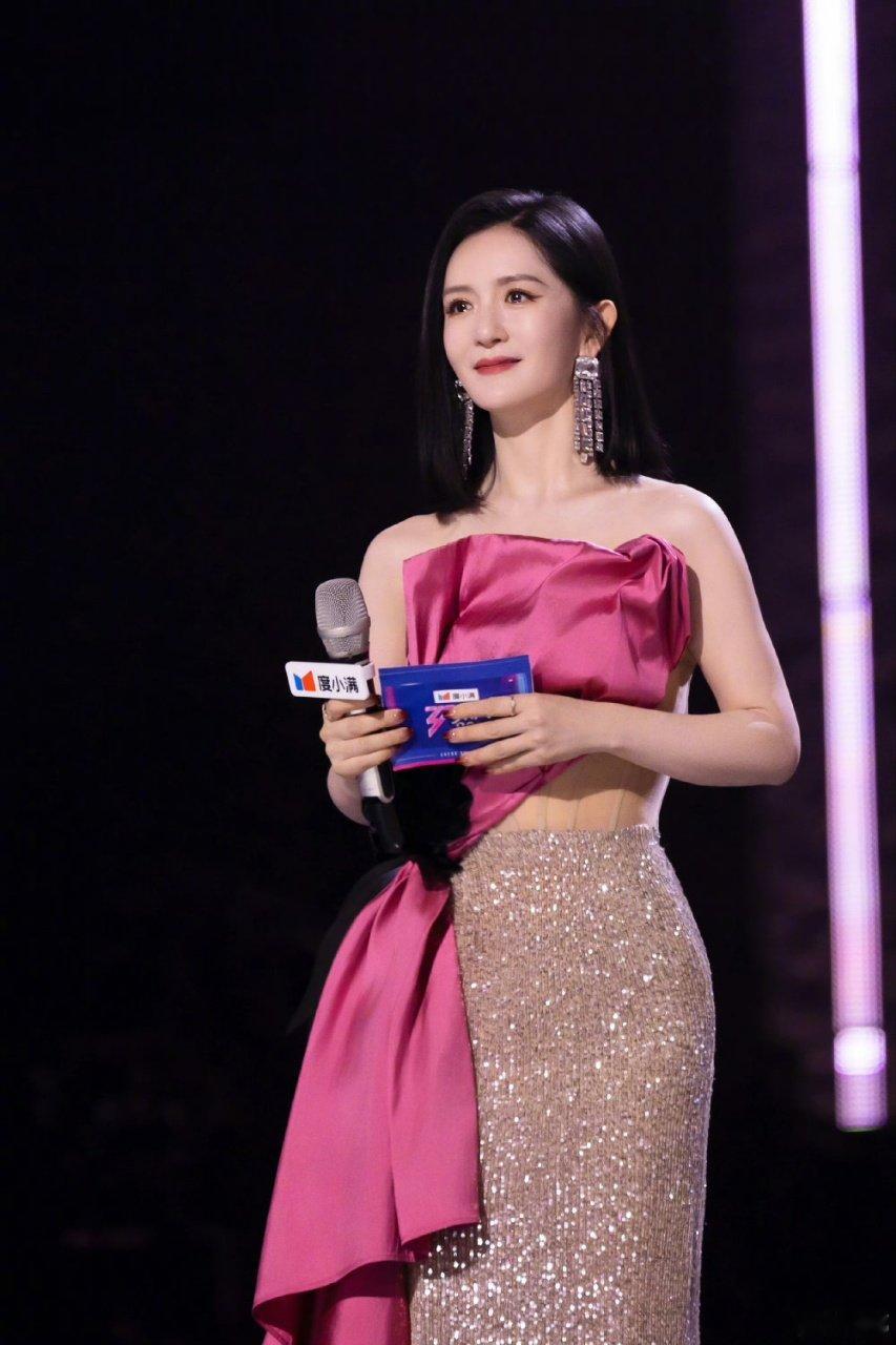 谢娜看看裙子本来的样子谢娜的裙子缝好了娜姐的裙子缝好啦！美得很