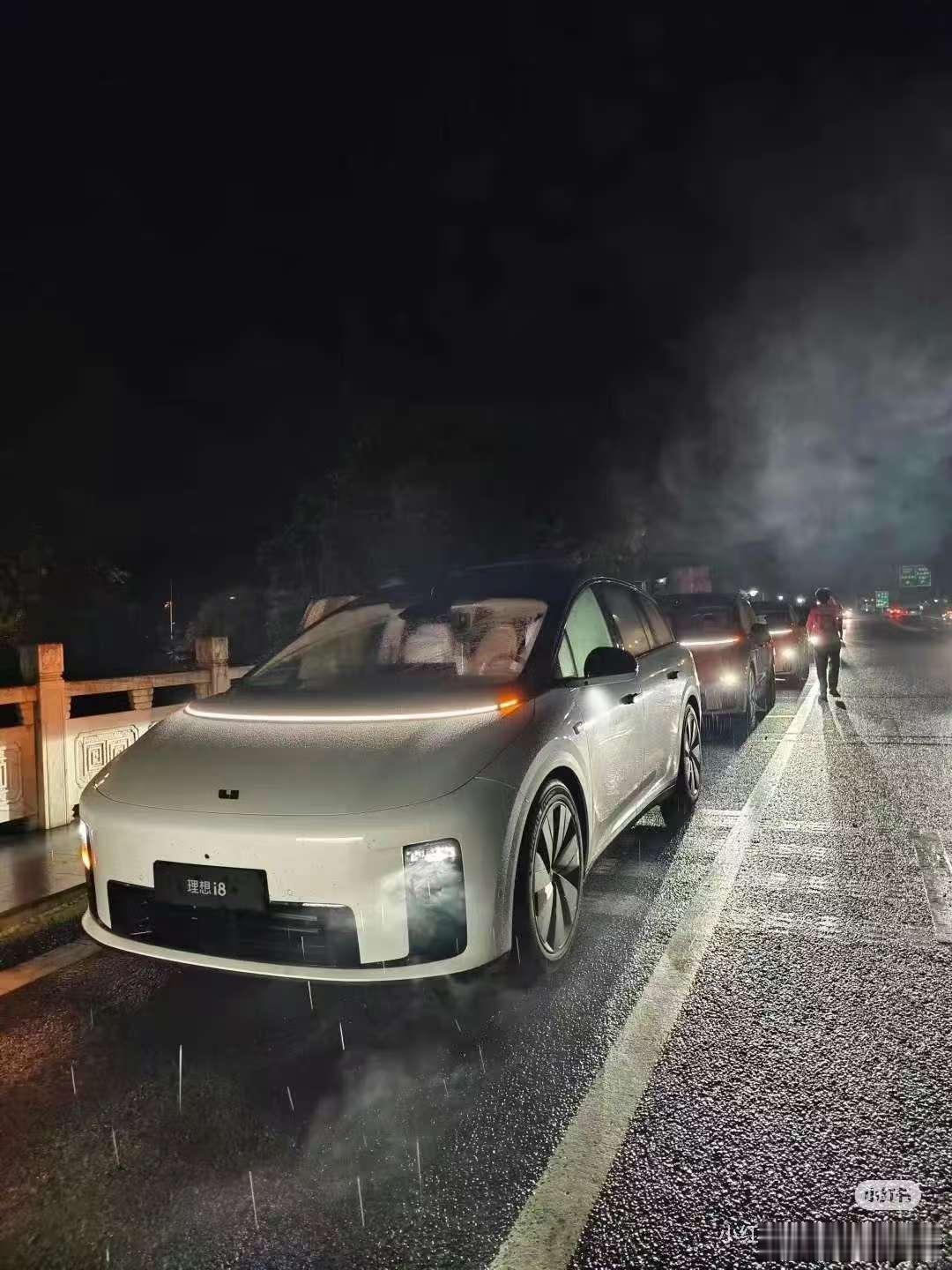 给个建议啊：理想i8尽量就别从车头来拍照了，有一说一这车屁股还挺好看的这真不是黑