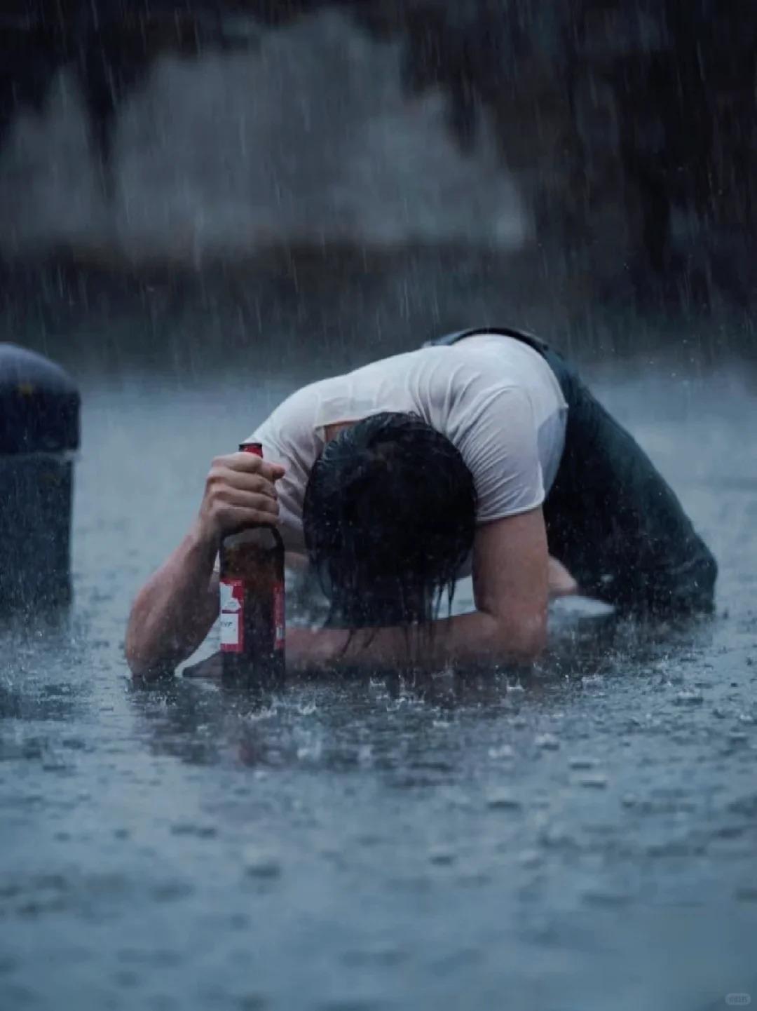 人处低谷时的四句话1.低谷期如一场突如其来的暴风雨，令人措手不及