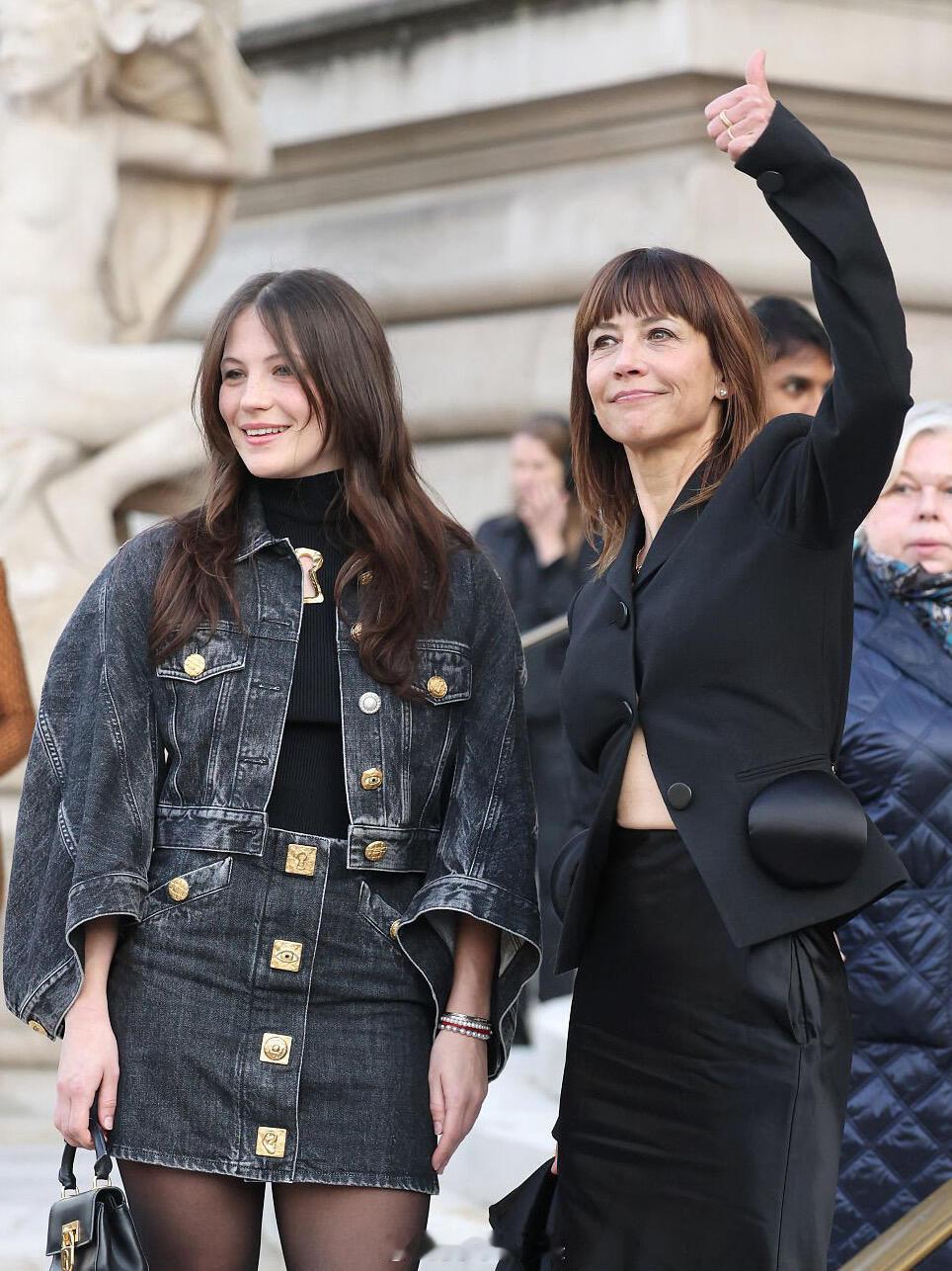 苏菲玛索带女儿亮相时装周苏菲玛索女儿近照苏菲玛索带女儿亮相时装周，母女同框都好