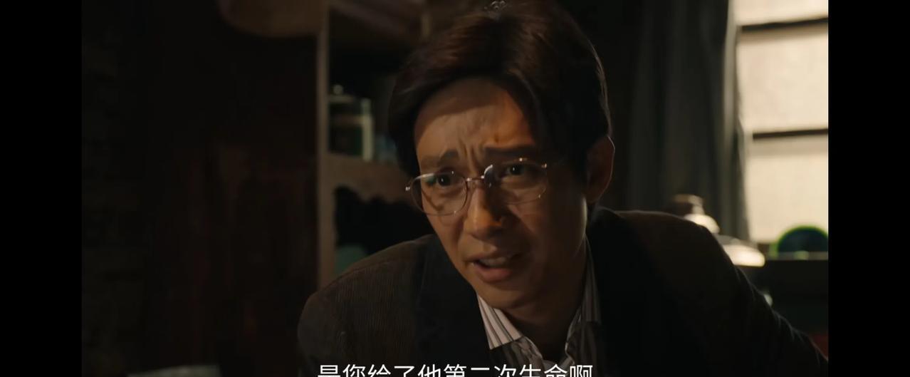 《利剑玫瑰》孙小光为了筹钱给齐德富治疗腰疼，他不但省下了早饭的的钱，还利用业余