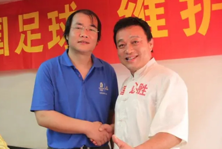 著名足球评论员马德兴在《足球之夜》的节目当中说到了中国足球为何总是上不去的原因。