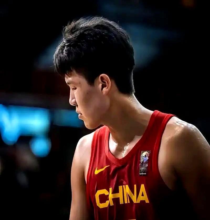 杨瀚森这事儿，真是越看越拧巴！在发展联盟，场均18.3分9.7篮板，简直是降