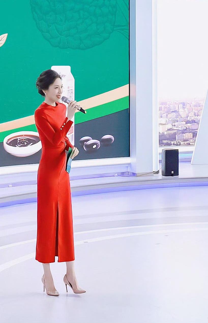 中国天气节目主持人孙凡迪一身红裙配高跟，气质超绝！