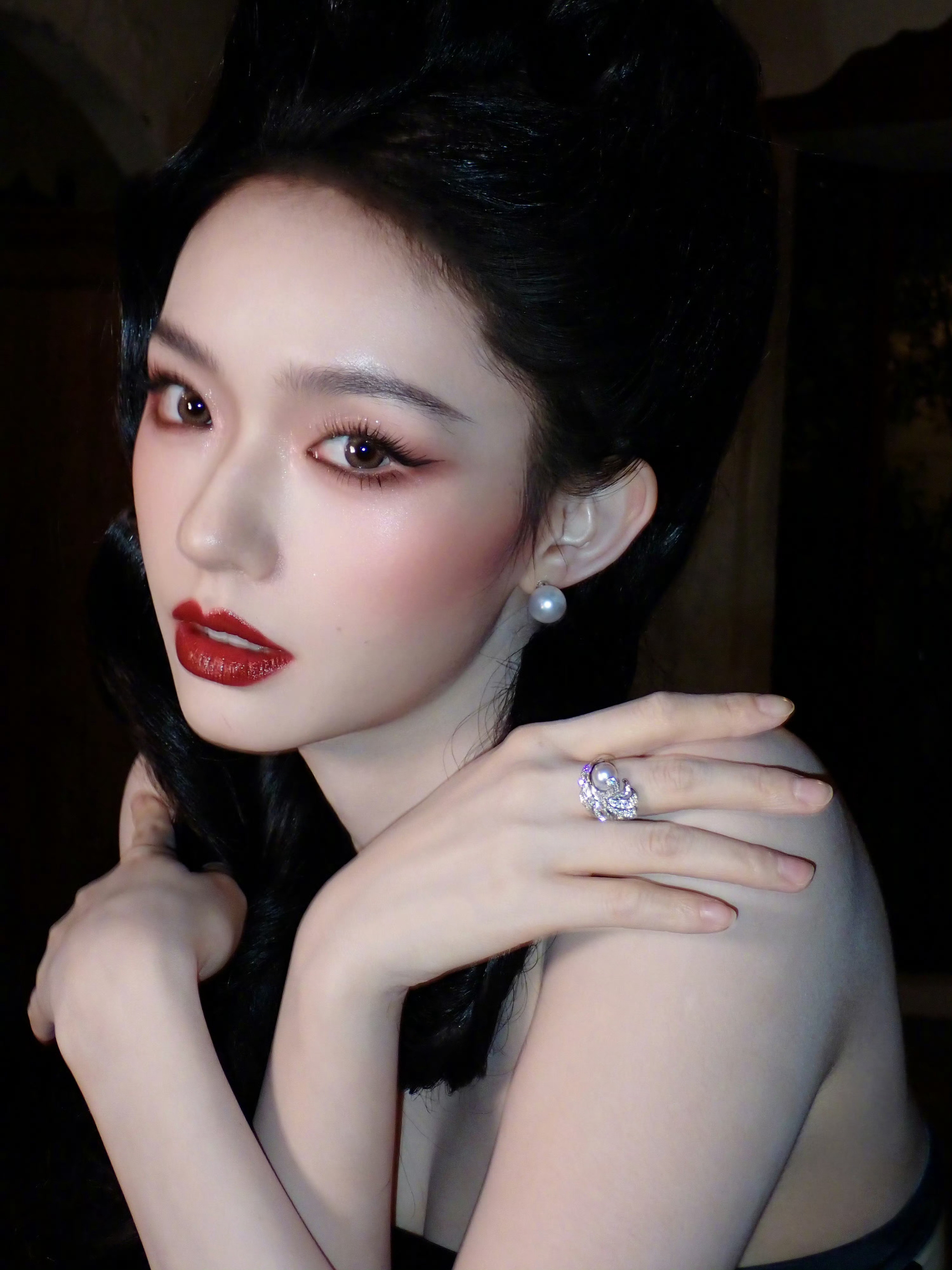 尖叫之夜出图每次活动都会很期待林允的造型～这张脸的面部平整度和优越骨相啊