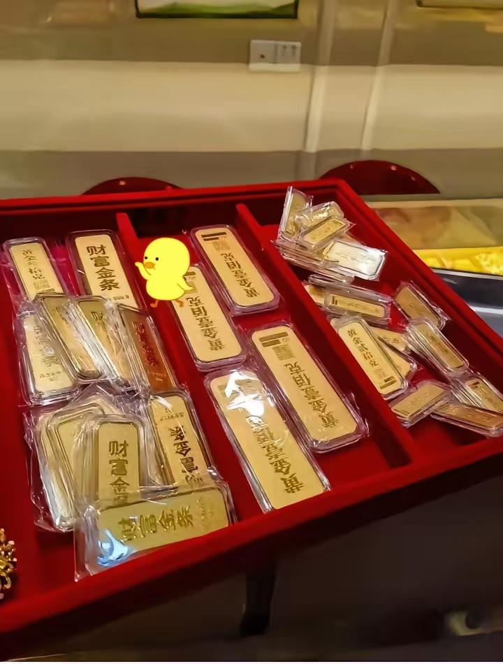 昨天卖黄金的人，现在估计大腿快要拍肿了。​4月29日金价从1016跌到了99