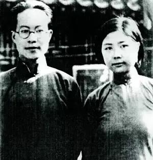 1938年，沈从文跟老家兄弟们求救，求他们把九妹带回去。当六弟岳荃看到九妹眼神迷