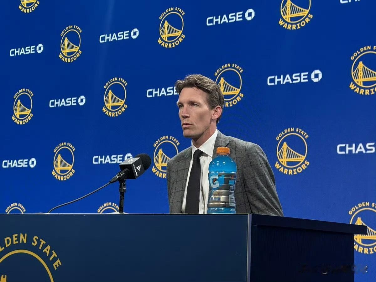 不交易！邓利维有人情味啊！今天，勇士队将坐镇主场背靠背迎战猛龙队。赛前，总经