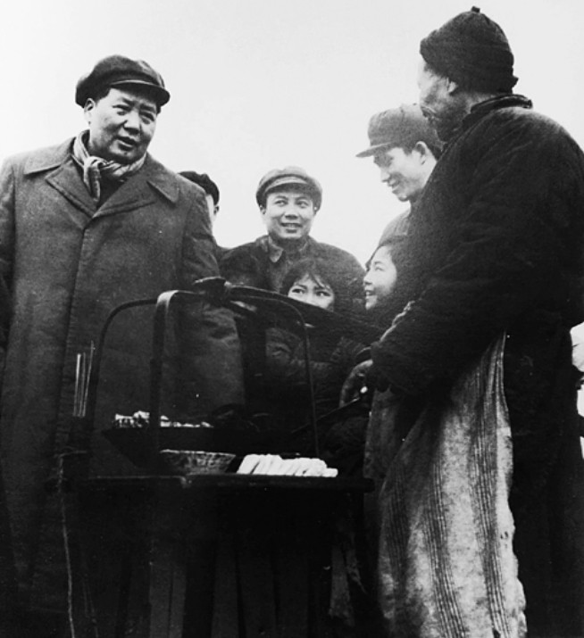 1957年，警卫员马武义从兜里掏出一个窝头递给毛主席，毛泽东掰下一块放进嘴里，嚼