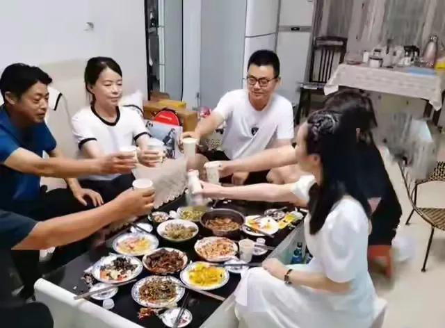 姚师兵当初抱着郭威儿子合影的画面看着好温馨哦，那时候许敏也护着郭威的女儿，可是本