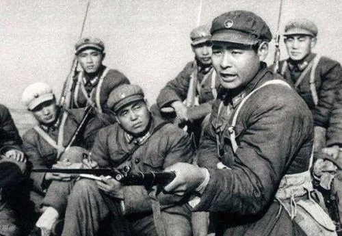 1948年，宜川战役中有这样一个场面：一个解放军战士追着十几名敌军，这时有一个敌