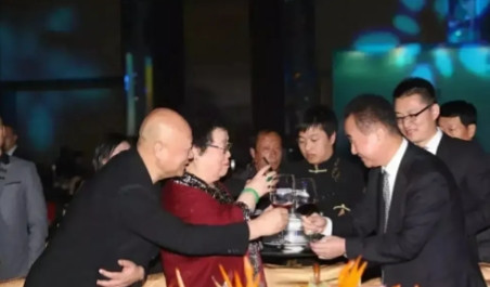1994年，迟重瑞跟陈丽华结婚后，成立了一个古典家具厂。上级领导要来视察，于是工