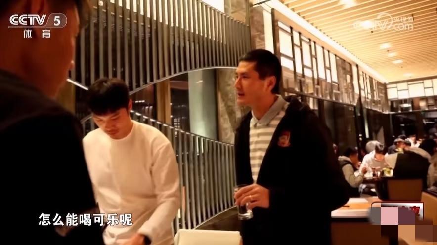 邵佳一：职业球员怎么能喝可乐？邵佳一和他的弟子就餐时，他的弟子拿起一瓶可乐就想